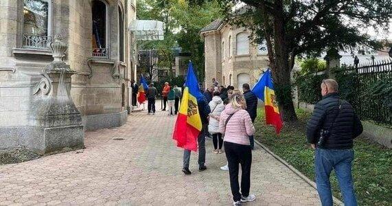 На виборчих дільницях у Німеччині та Великобританії, де голосувала молдовська діаспора, було зафіксовано випадки з фальшивими повідомленнями про замінування, повідомляє Міністерство закордонних справ країни.