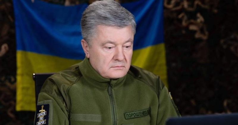 ЗМІ повідомляють, що Порошенко підтримує військові сили фінансами, які він отримує від держави у вигляді відсотків на облігації внутрішньої державної позики.