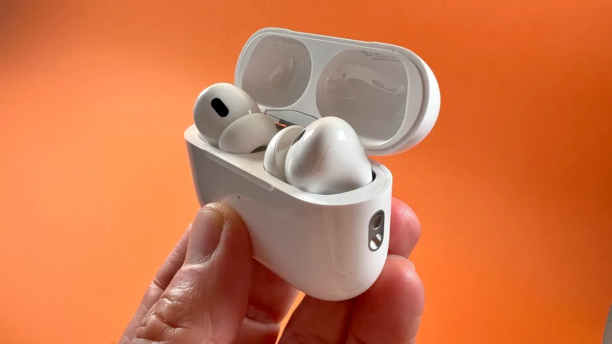 AirPods Pro офіційно отримали статус слухового апарату — це вперше в історії індустрії, як повідомляє Finance.ua.