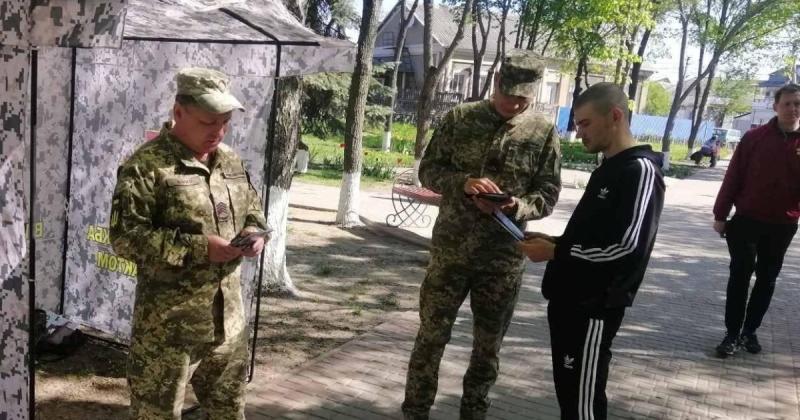 Кабінет Міністрів працює над розробкою наказу про припинення мобілізації молодих людей до 25 років, -- повідомив народний депутат (відео).