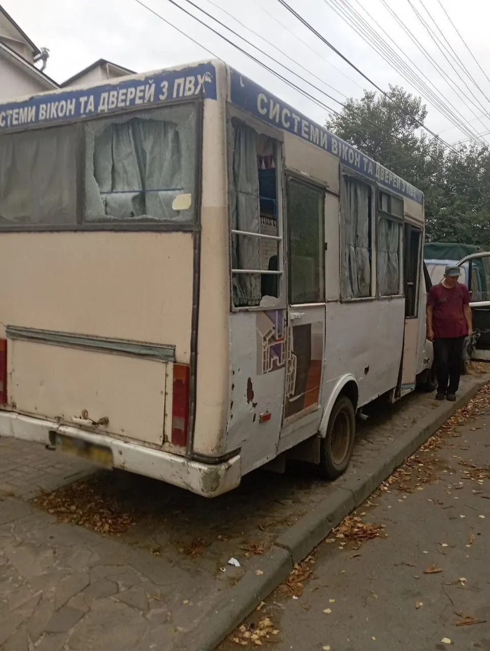 На території Сумщини російські війська використали безпілотники для скидання вибухового пристрою на пасажирський автобус, що здійснював рейсові перевезення: три особи отримали поранення | УНН