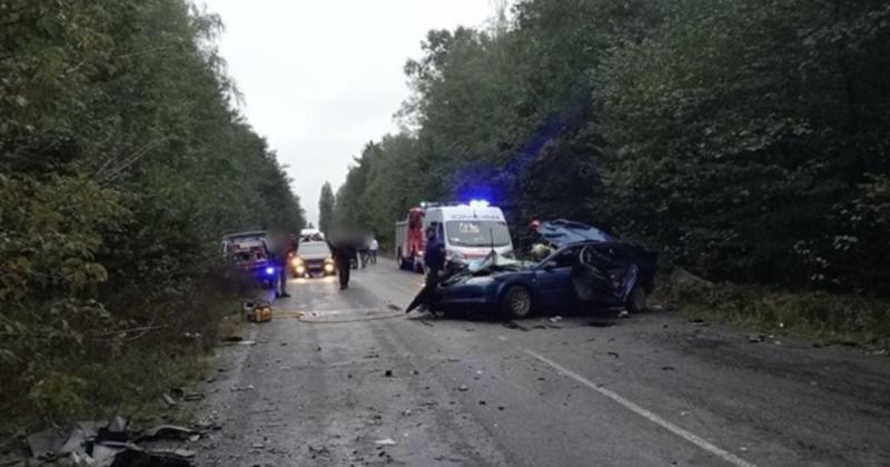 У Рівненській області сталася дорожня аварія за участю автомобіля Mazda та мікроавтобуса, в результаті якої загинув підліток - новини bigmir)net.