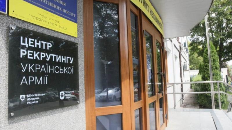 Протягом усього періоду до рекрутингових центрів звернулися 20 954 особи, згідно з інформацією Міністерства оборони.