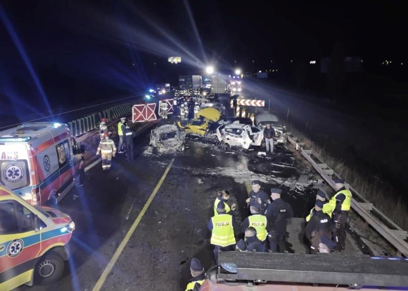 В Польщі трапилася велика автомобільна аварія, внаслідок якої загинуло багато людей.