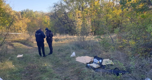 У лісопосадці Одеської області виявили тіло з ознаками насильницької смерті: правоохоронці почали розслідування вбивства.