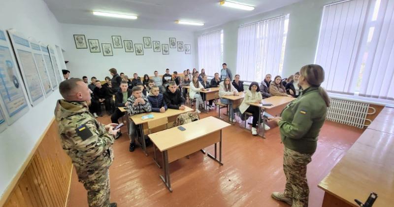 У Львівській області представники територіальних центрів комплектування розпочали візити до навчальних закладів: яка їхня мета?