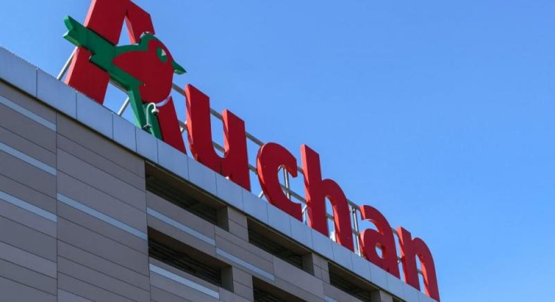 Auchan оголосив про продаж своєї російської дочірньої компанії: бренд вирішив вийти з ринку РФ.