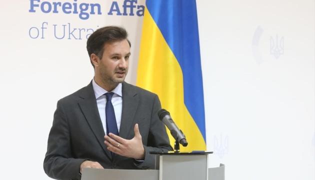 Речник Міністерства закордонних справ України зазначив, що країна не мала можливості займати позицію ані на підтримку, ані проти переговорів між Трампом та Путіним.